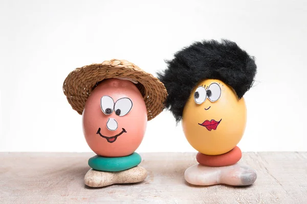 Easter eggs for mum and dad, funny faces with big eyes, handiwor — Stock Photo, Image