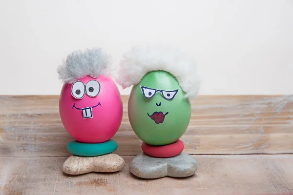 Easter eggs for grandma and grandpa, funny senior faces with big — Stock Photo, Image