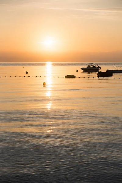 Beautiful sunrise scenery with boats and shiny sun — Stockfoto