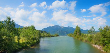 Loisach nehri manzarası, Kochelsee Gölü yakınlarında, üst bavyera. Güzel yaz manzarası