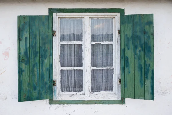 Janela Madeira Aberta Com Persianas Verdes Branco Treliça Fachada Branca — Fotografia de Stock
