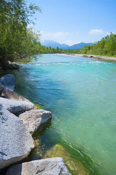 Mercimeğin Yanındaki Isar Nehri Dağ Manzaralı Turkuaz Suyu Olan Bavyera — Stok fotoğraf