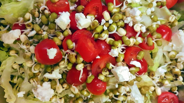 Verse Groentesalade Met Groene Mungoboon Zaailingen Tomaten Feta Veganistische Schotel — Stockfoto