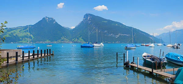 Güzel Thunersee gölü, tahta kaldırımlı ve tekneli, Niederhorn Dağı manzaralı. Turizm beldesi Berlin Oberland, İsviçre