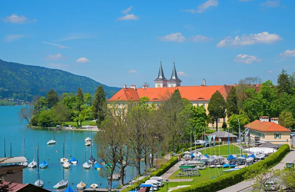 Вид Знаменитый Замок Гавань Тегернзее Лодками Верхний Баварский Туристический Пункт — стоковое фото