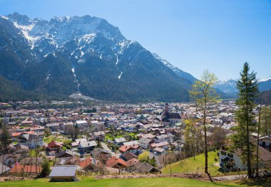 Viwe Kranzberg yamacından turist kaplıcalarına Mittenwald ve Karwendel dağlarına, bahar manzarası yukarı bavyera