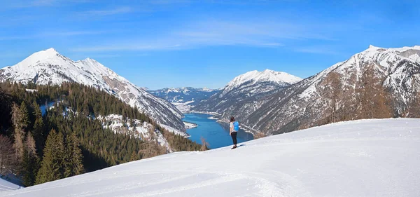Młoda Kobieta Zaśnieżonym Szlaku Górskim Zwolferkopf Widok Jezioro Achensee Tyrolski — Zdjęcie stockowe