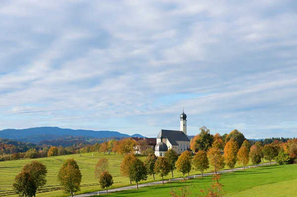 Callejón Otoñal Vista Iglesia Peregrinación Wilparting Bavaria Superior Fondo Nublado —  Fotos de Stock