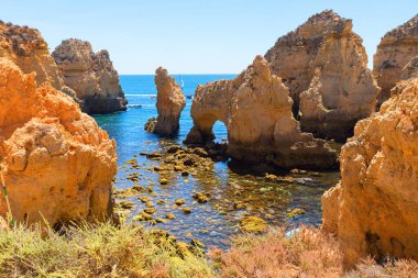 Ponta da Piedade sahilinde tekne gezisi, yazın Lagos Portekiz turistik merkezi.