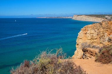 Kıyı manzarası Portekiz lagoları, Atlantik okyanusu ve mavi gökyüzü