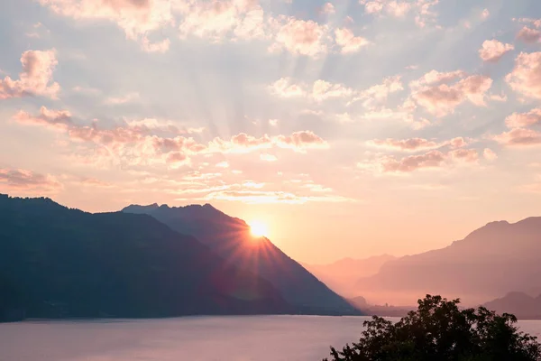 Romantisk Soluppgång Över Interlaken Bernese Oberland Alperna Och Sjön Thun — Stockfoto