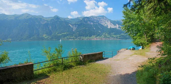 ブリエンツェルゼー湖沿いの歩道 ギースバッハから山脈までの眺めスイスアルプス — ストック写真