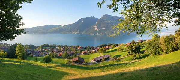 Paysage Estival Idyllique Dessus Village Krattigen Avec Vue Sur Lac — Photo