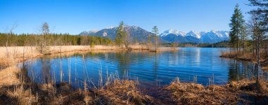 Doğal çevre barmsee, mavi sulu moor gölü ve Karwendel Alpleri manzarası, üst bavyera manzarası
