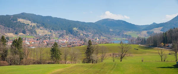 Venkovská Krajina Schliersee Výhledem Lázeňské Město Zelené Pastviny Horní Bavorsko — Stock fotografie