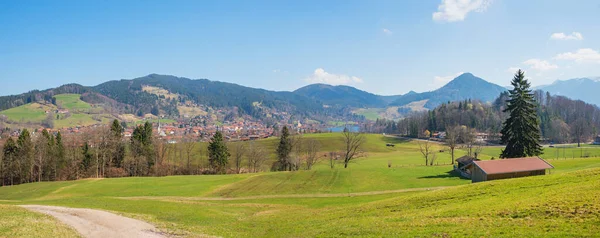 Panorama Jarní Krajina Schliersee Oblast Výhledem Lázeňské Město Zelené Pastviny — Stock fotografie