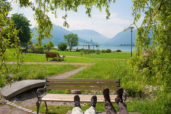 Entspannung Kurpark Schliersee Auf Einer Bank Grünen Weidenzweigen Und Blick — Stockfoto