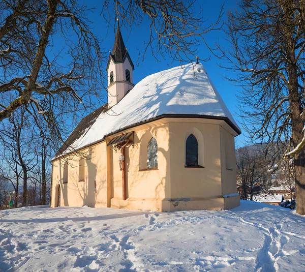 Piękna Zabytkowa Kaplica Jerzego Wzgórzu Weinberg Schliersee Słoneczny Zimowy Krajobraz — Zdjęcie stockowe