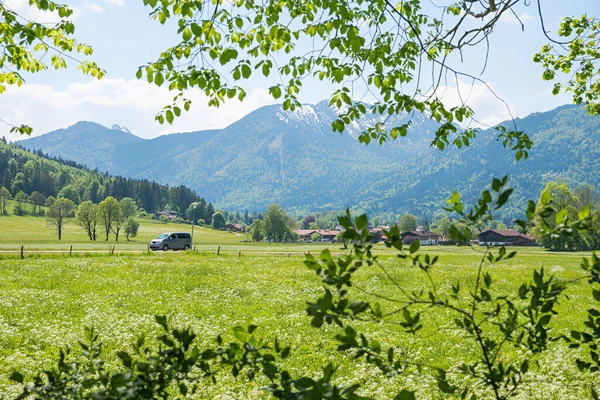 Поездка Машине Зеленый Баварский Весенний Пейзаж Вид Через Ветки Сельскую — стоковое фото
