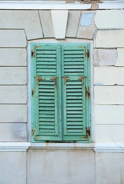 Fachada Casa Danificada Janela Com Persianas Fechadas Madeira Velhas Turquesa — Fotografia de Stock