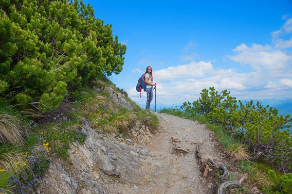 Young Woman Hiking Trail Herzogstand Mountain Bavarian Alps Summer — Stock Photo, Image