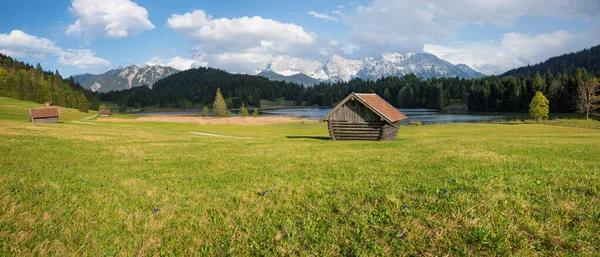 Prachtig Uitzicht Geroldsee Karwendel Bergen Groene Weide Met Houten Hutten — Stockfoto