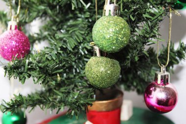 Yeşil parlak toplar Noel ağacında.