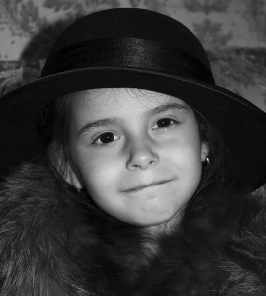 Kis Elegáns Lány Retro Portré — Stock Fotó