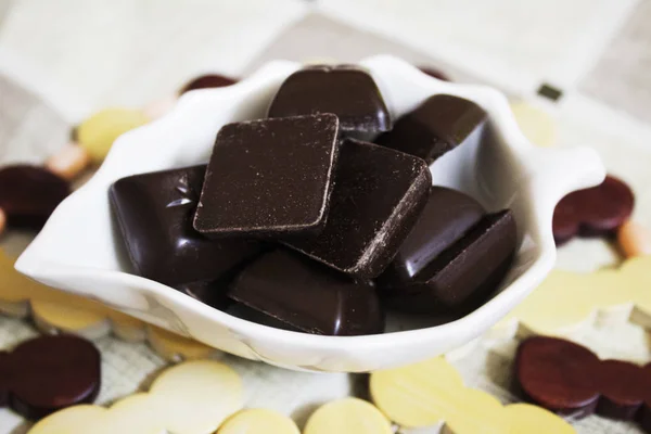 Chocolat Noir Dans Une Assiette Blanche — Photo