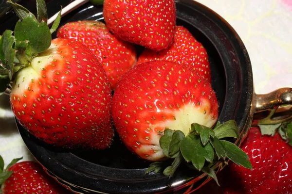 Rote Frische Erdbeeren Auf Dem Tisch — Stockfoto