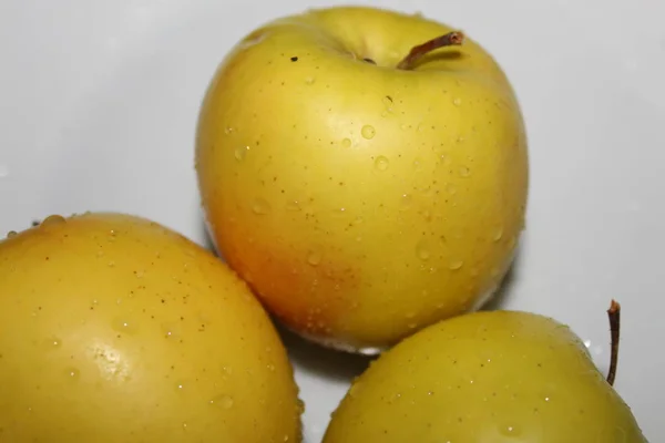 Pommes Fraîches Jaunes Sur Fond Blanc — Photo