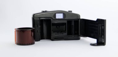 Beyaz arkaplanda izole edilmiş eski retro film kamerası.