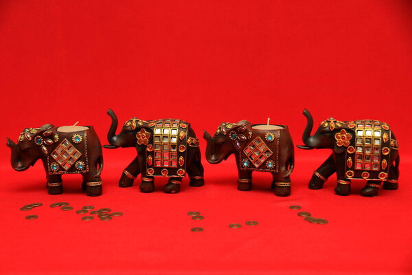 Mny деревянные слоны на красном фоне
.