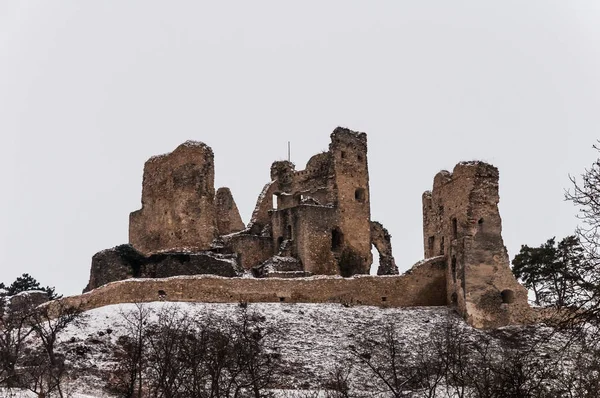 Castelo Divin Ruínas Rochas Atrás Aldeia Ruzina Eslováquia — Fotografia de Stock