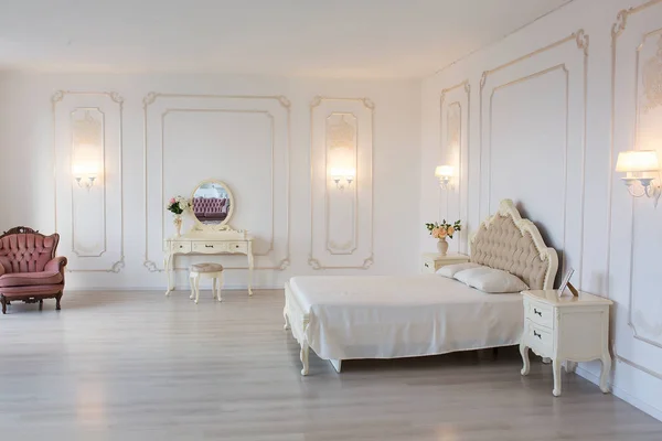 柔らかい光の色の寝室。エレガントな古典的なベッドルームの大きな快適なダブルベッド — ストック写真