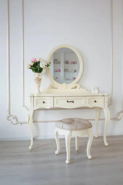 Boudoir table. Details of the interior of the modern classical bedroom for girls and make-up, hairstyles with a mirror — Stock Photo, Image