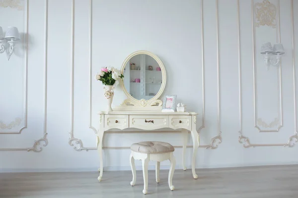 Boudoir table. Details of the interior of the modern classical bedroom for girls and make-up, hairstyles with a mirror — Stock Photo, Image