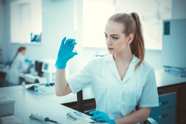 Corona virüsü, 2019-NCoV veya COVID-19. Yeni Coronavirus. Doktor, koronavirüs salgınıyla savaşmaya hazırlanıyor. Aşı ve ilaç arıyor. Sağlık ve tıbbi konsept