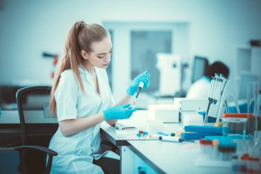 Corona virüsü, 2019-NCoV veya COVID-19. Yeni Coronavirus. Doktor, koronavirüs salgınıyla savaşmaya hazırlanıyor. Aşı ve ilaç arıyor. Sağlık ve tıbbi konsept