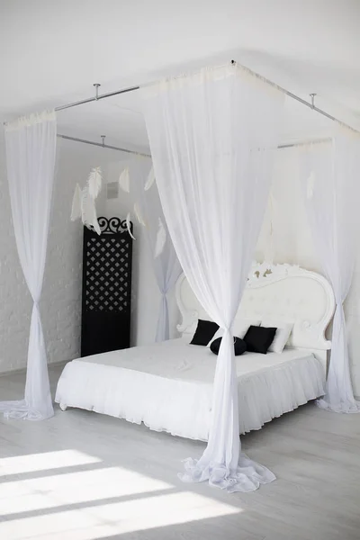 Accogliente camera da letto nel lussuoso monolocale con un layout gratuito e una grande finestra panoramica . — Foto Stock