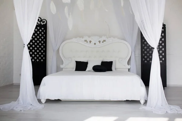 Accogliente camera da letto nel lussuoso monolocale con un layout gratuito e una grande finestra panoramica . — Foto Stock