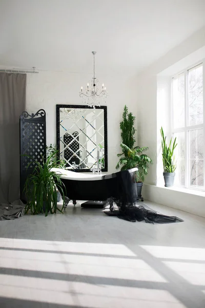 Esclusivo bagno moderno in bianco e nero interno in villa di lusso con grande finestra — Foto Stock