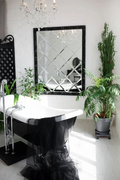 Αποκλειστικό μοντέρνο μαύρο και άσπρο μπάνιο εσωτερικό σε πολυτελές αρχοντικό με μεγάλο παράθυρο — Φωτογραφία Αρχείου
