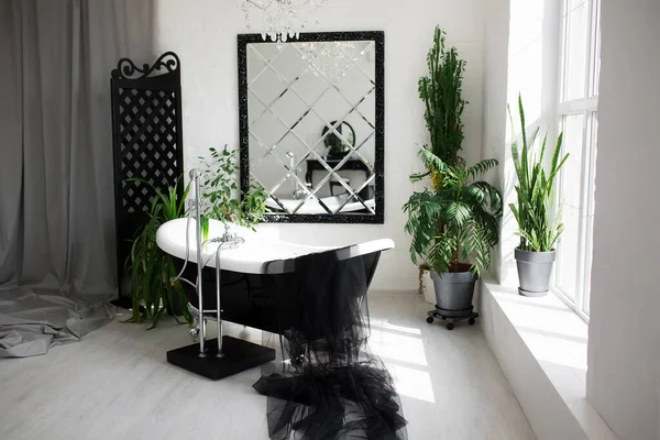 Αποκλειστικό μοντέρνο μαύρο και άσπρο μπάνιο εσωτερικό σε πολυτελές αρχοντικό με μεγάλο παράθυρο — Φωτογραφία Αρχείου
