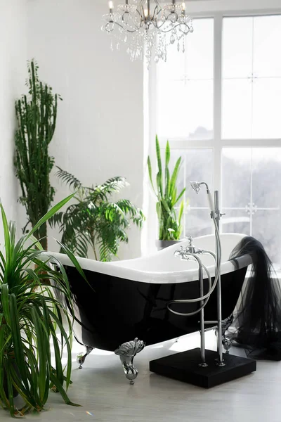 Ekskluzywne nowoczesne czarno-białe wnętrze łazienki w luksusowej rezydencji z dużym oknem — Zdjęcie stockowe