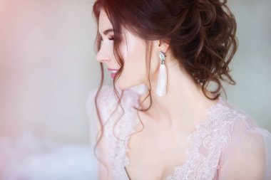 Yüz ve vücut bakımı konsepti. Genç, güzel bir kadın, yakın plan portre.