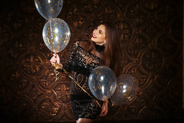 Atraktivní žena držící balóny a s úsměvem, párty a prázdninovou koncepcí — Stock fotografie