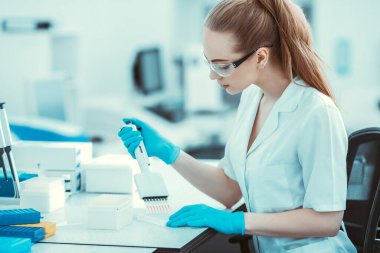 Corona virüsü, 2019-NCoV veya COVID-19. Yeni Coronavirus. Doktor, koronavirüs salgınıyla savaşmaya hazırlanıyor. Aşı ve ilaç arıyor. Sağlık ve tıbbi konsept