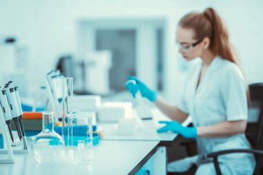 Corona virüsü, 2019-NCoV veya COVID-19. Yeni Coronavirus. Doktor, koronavirüs salgınıyla savaşmaya hazırlanıyor. Aşı ve ilaç arıyor. Sağlık ve tıbbi konsept