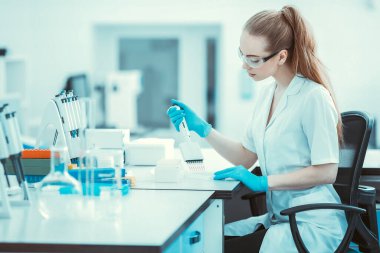 Corona virüsü, 2019-NCoV veya COVID-19. Yeni Coronavirus. Doktor, koronavirüs salgınıyla savaşmaya hazırlanıyor. Aşı ve ilaç arıyor. Sağlık ve tıbbi konsept